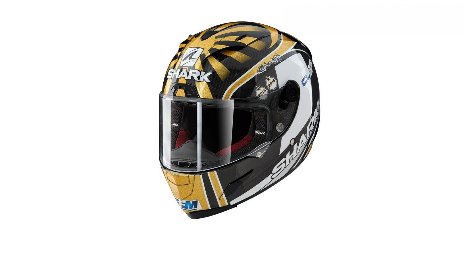 整個帽殼是採用碳纖維製作而成,重量僅1200公克,非常輕盈能減少頭部負擔