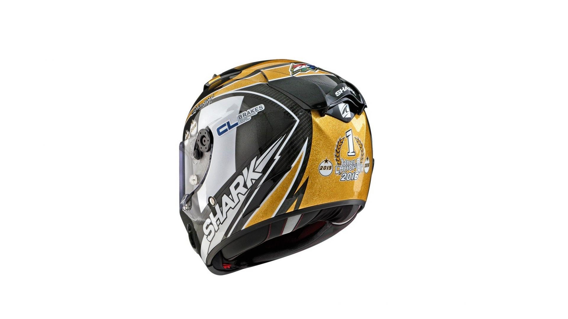 市售版冠軍帽差別在於側邊的贊助商標取消,取而代之的是2015、2016冠軍的年份徽章。