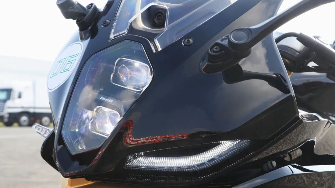 類似KTM RC8的粗曠頭燈設計十分霸氣