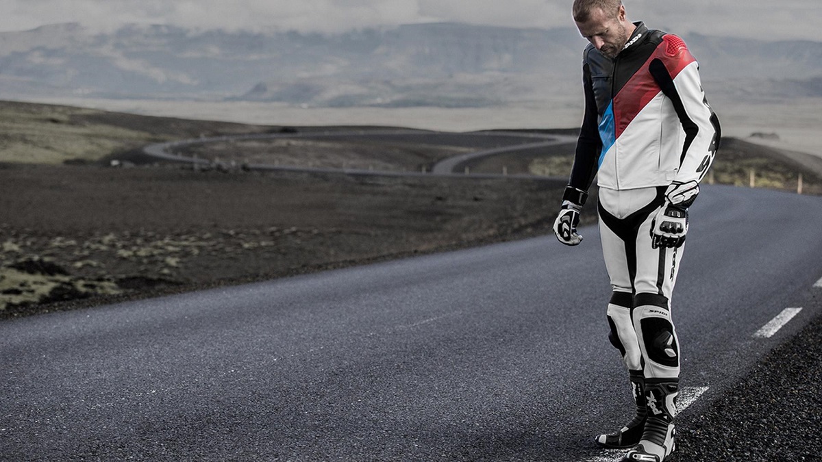 外皮衣的下襬內側有拉鍊，能夠與RR Pro皮褲連接，便能成為連身式皮衣