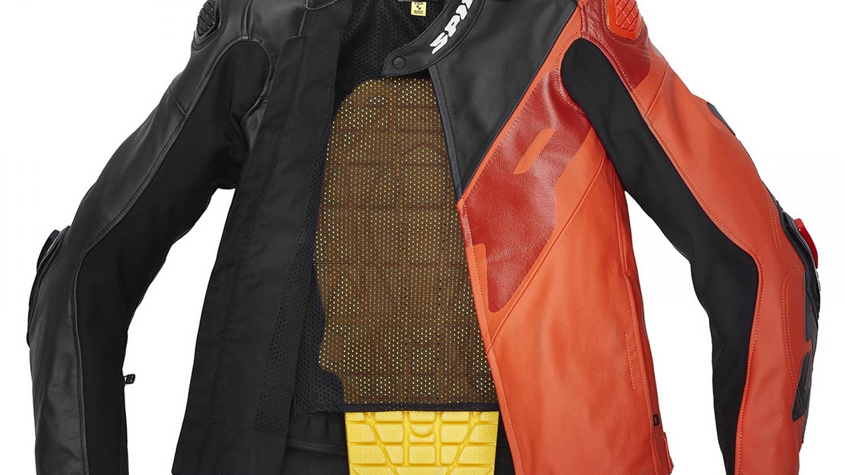 內裡的背部與胸部護具採用CE Lev.1等級