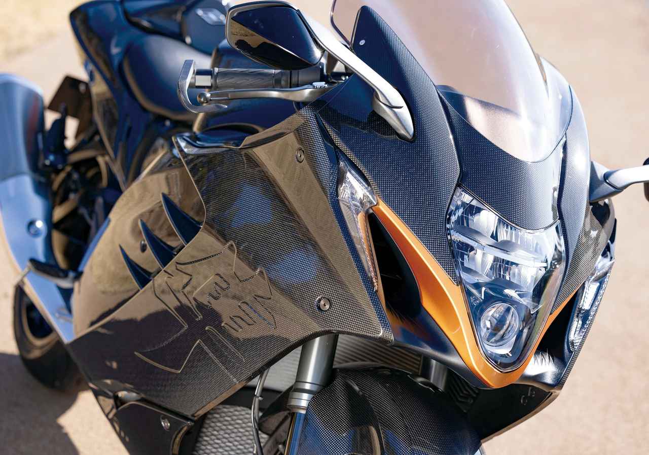 乾式碳纖維由於使用的樹脂量較少,讓碳纖維紋路、光澤反射都與常見的濕式碳纖維大不同