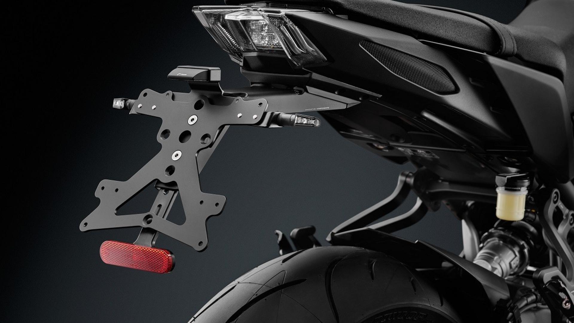 RIZOMA 將大牌架從後後搖臂上移回尾燈下方,但整體仍屬簡潔