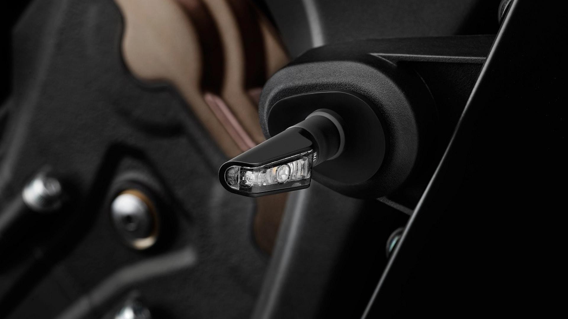 改裝後的方向燈更俐落,為LED形式