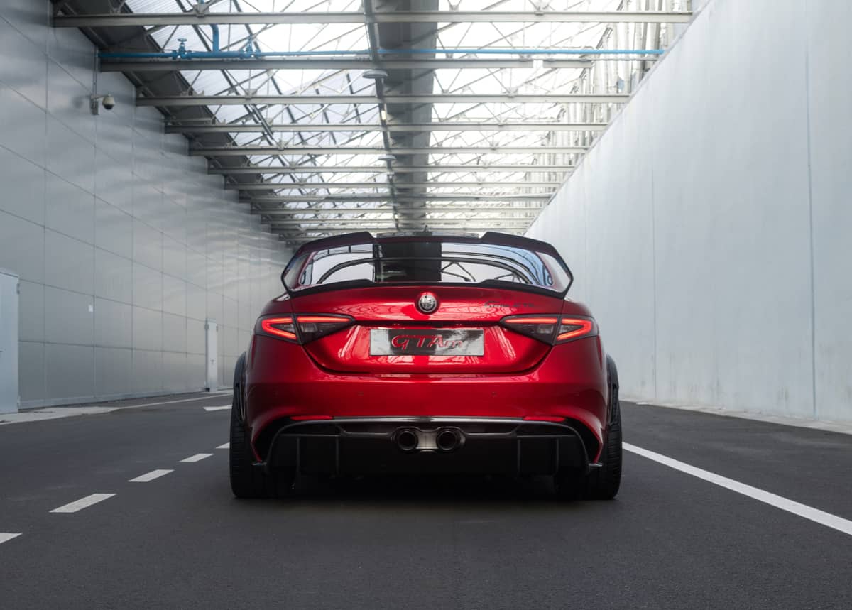 Alfa Romeo就像淤泥中的向日葵，承載車迷對美感和純粹駕駛樂趣的追求