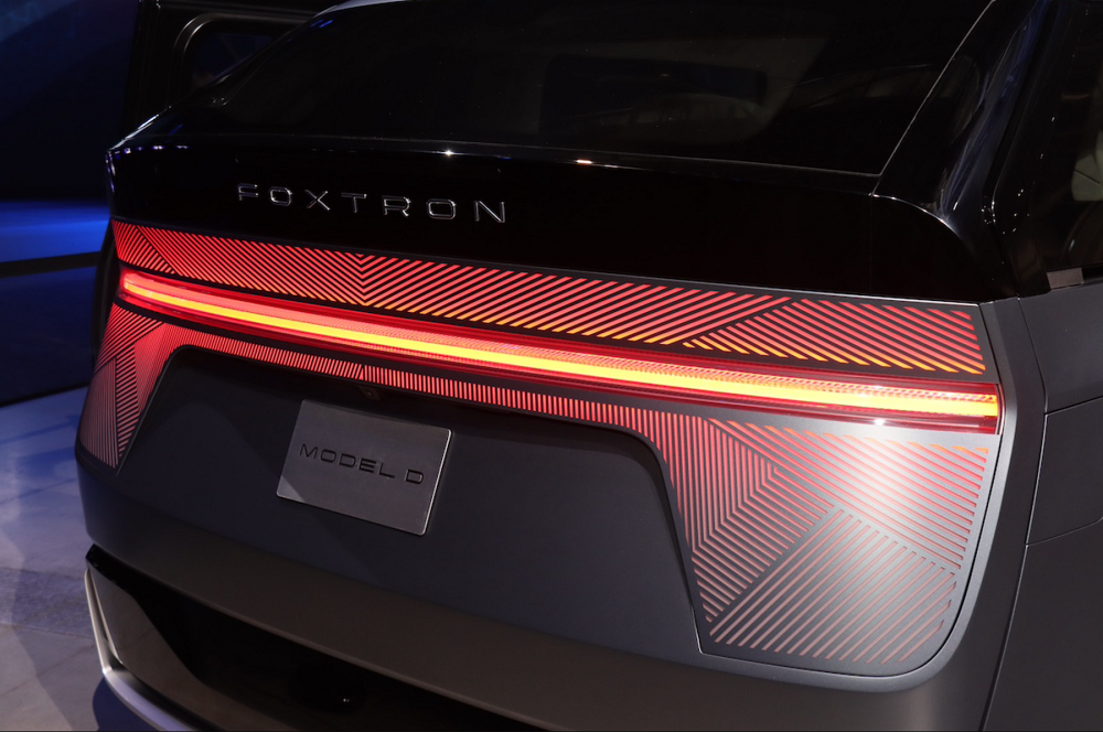 車尾也同樣是貫穿式燈條的設計,和車頭設計相呼應