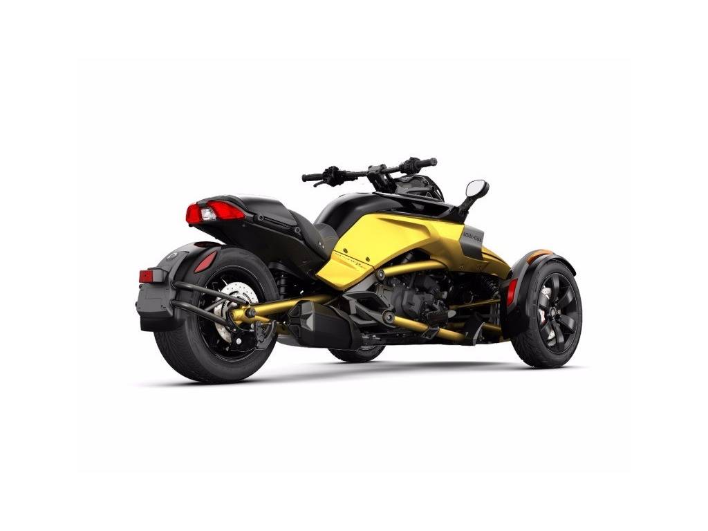 車輛採前雙輪後單輪的配置,形成車頭是一輛汽車,車尾卻又是機車的絕妙搭配