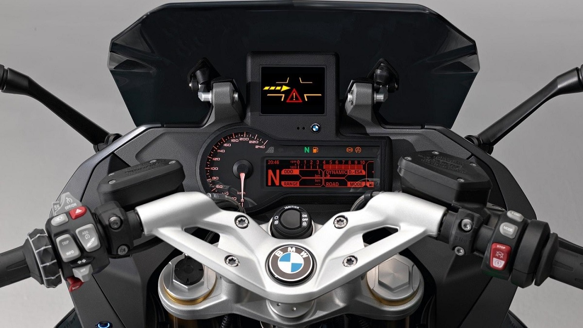 透過道路上每輛車收集到的資訊互相交換,能夠掌握最即時的用路狀況外,還能夠讓車與車之間可以互相識別