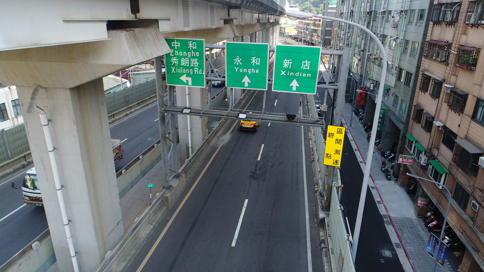 區間測速照相機察覺不易,一旁的指示牌就顯得重要