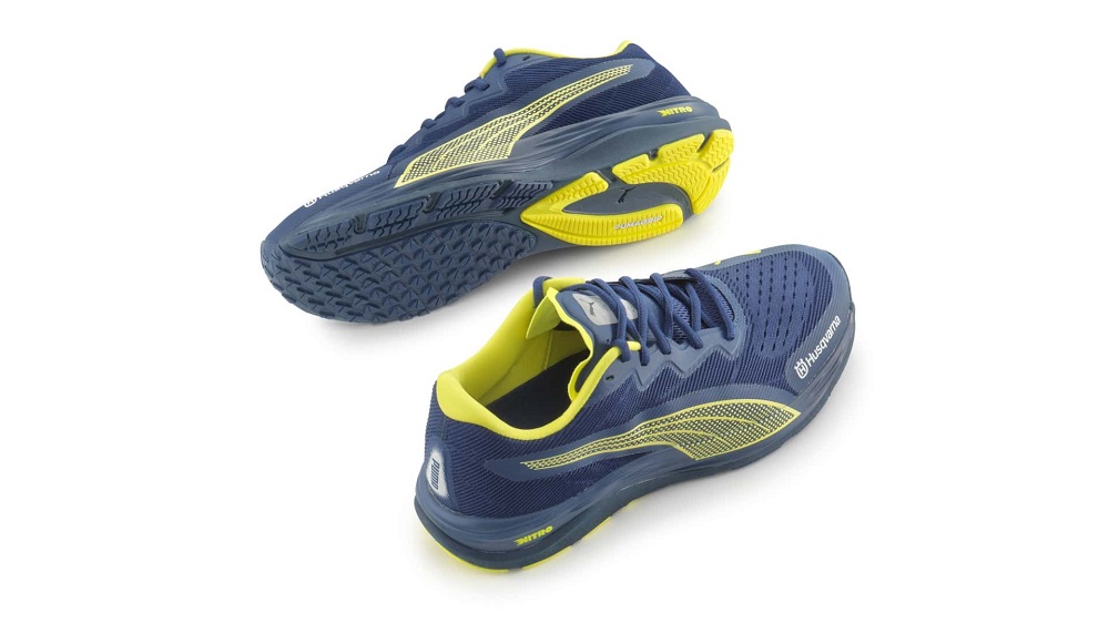 鞋子用上了Husqvarna經典的藍色、黃色配色,再搭配銀色點綴