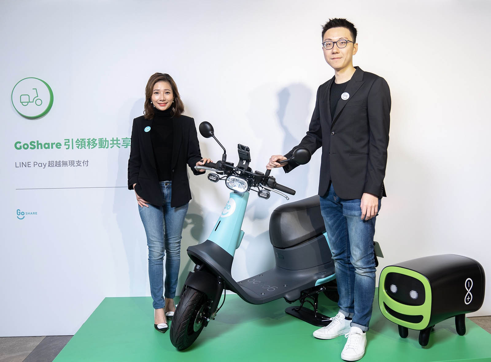 GoShare 上線短短三個月內在台北、桃園兩地已吸引超過 30 萬名用戶加入；今宣布與行動支付品牌 LINE Pay 攜手，為 GoShare 用戶帶來即時的行動支付新選擇，全方位滿足日常移動需求。圖為 (右起) GoShare 新事業總監 姜家煒、GoShare 行銷總監 鄧運慈