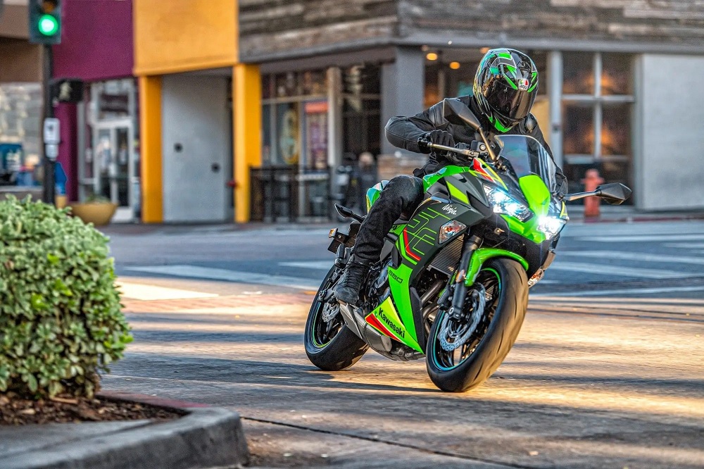 Kawasaki最近發表了2024年式的Ninja 650,應來了全新的塗裝