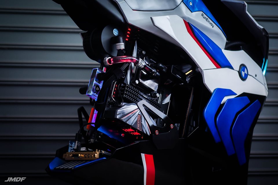 再油箱與整流罩之下，是整台電腦的核心部位，並透過水冷、記憶體等部件營造出引擎的視覺設計