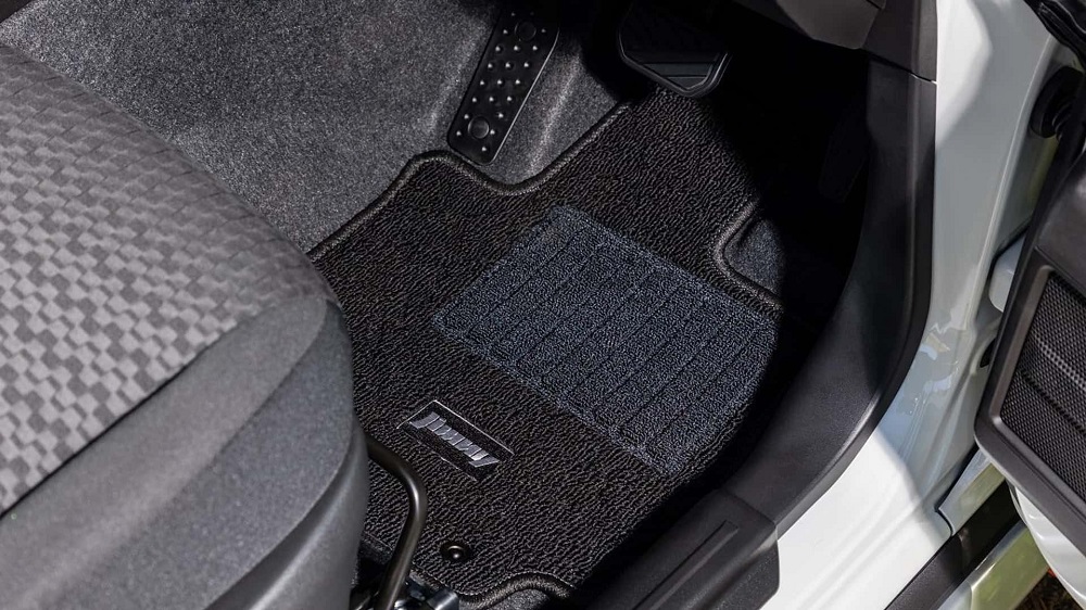 採用了黑色的地毯,確實可以避免泥土弄髒