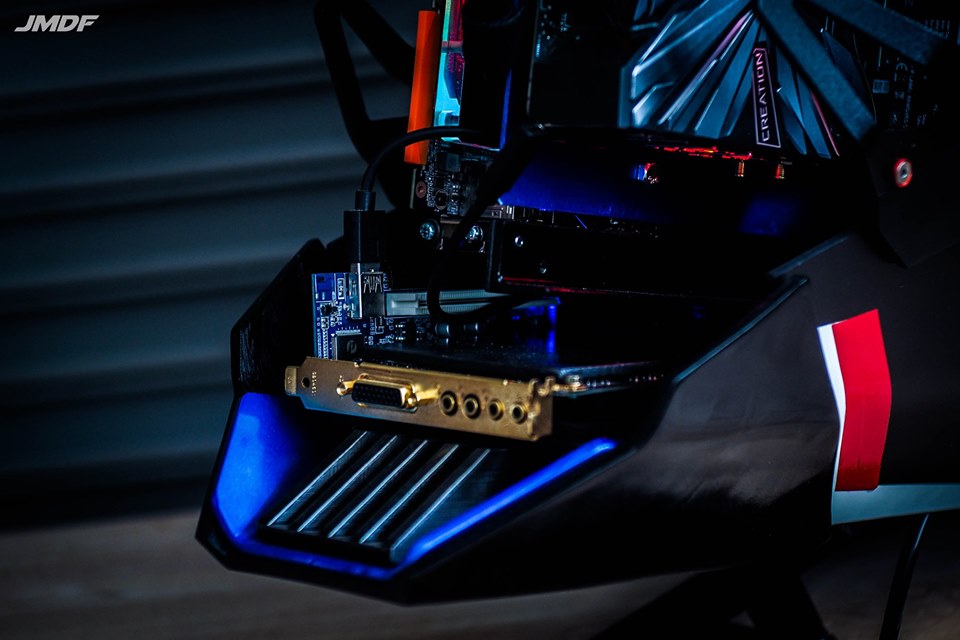 底部整流罩也巧妙的化身USB插孔