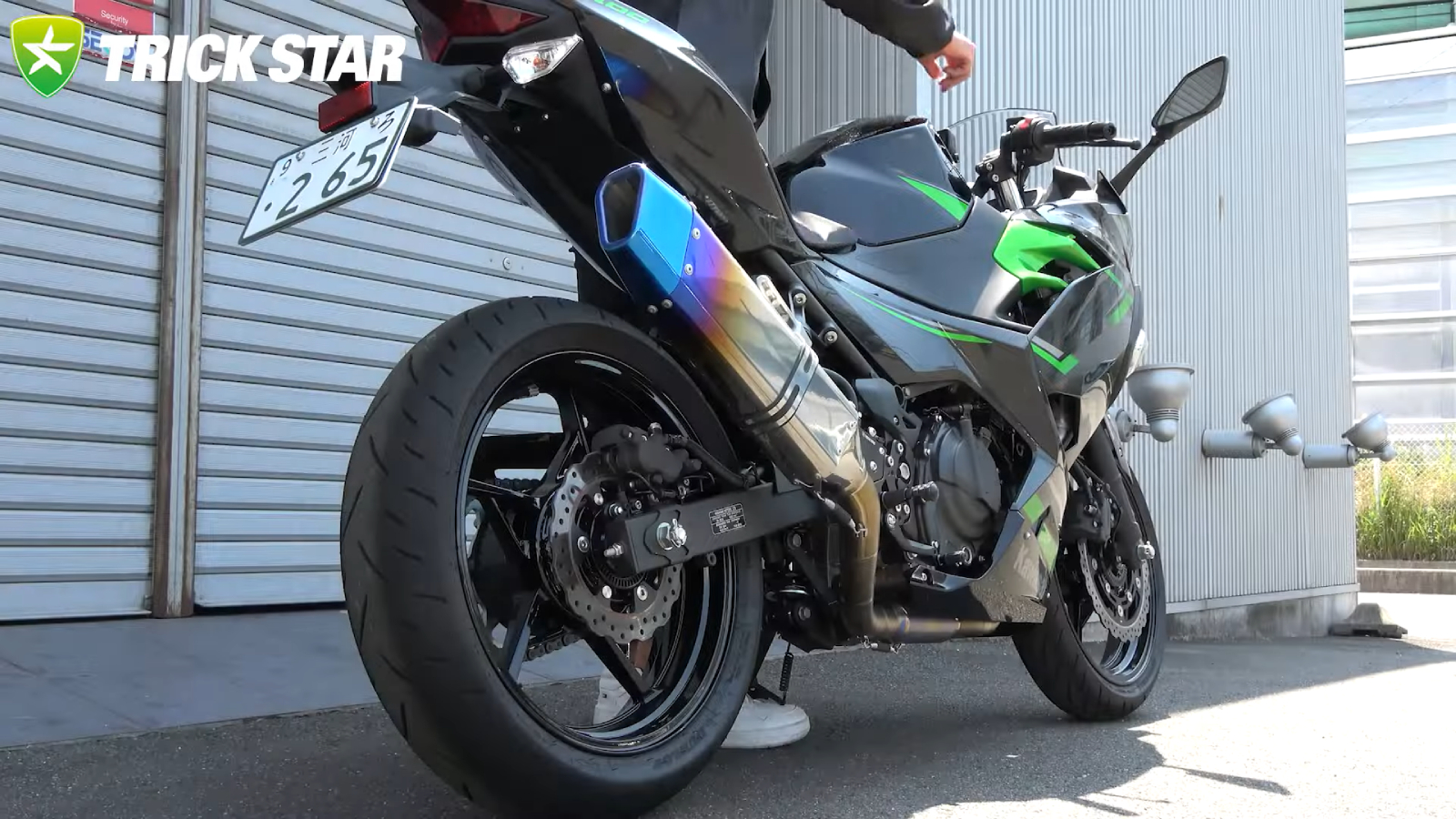 彩鈦色的尾管視覺效果拉滿,十分具有特色