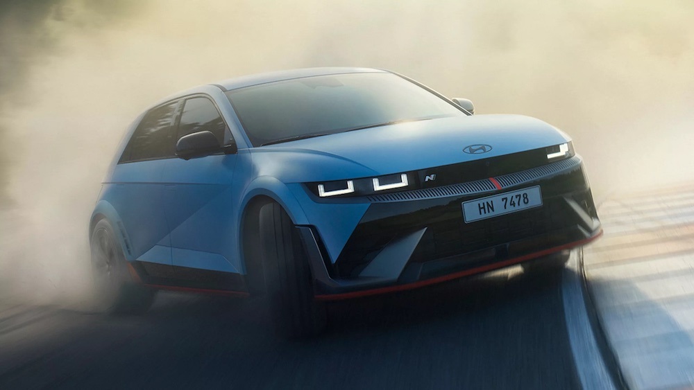 為了讓駕駛可以享受更多操駕樂趣，Hyundai Ioniq 5就搭載了8速模擬變速箱