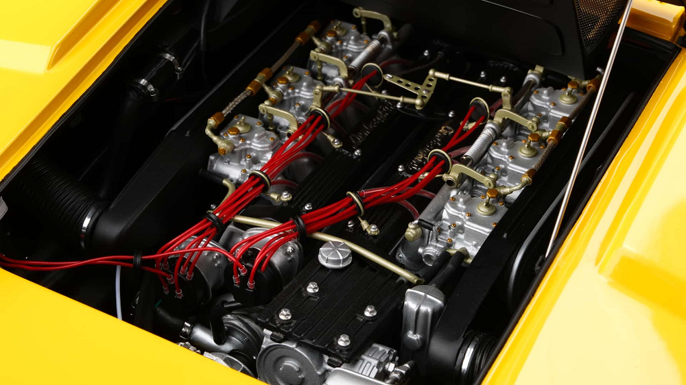 到了車尾還可以看到他們還原的4.0升V12引擎