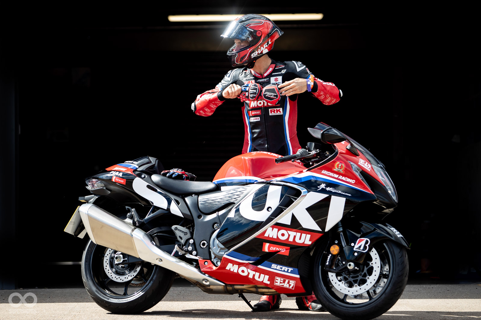 Yoshimura與SUZUKI可謂淵源深厚，圖為官方贈與車手Sylvain Guintoli的Hayabusa特仕版