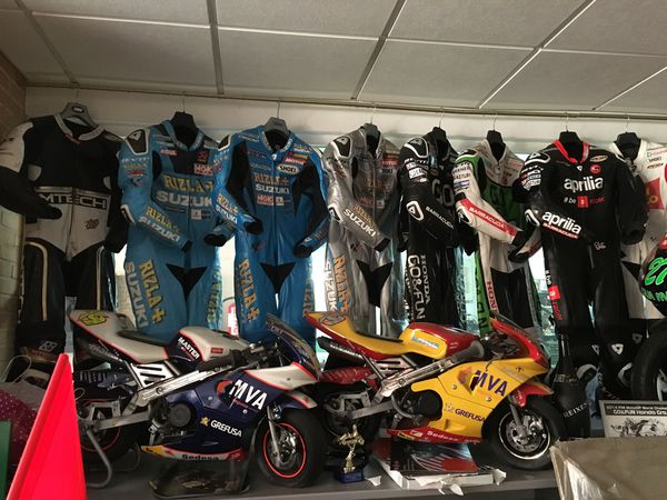 這裡收藏著捌弟歷年來的所有皮衣與比賽相關物品。