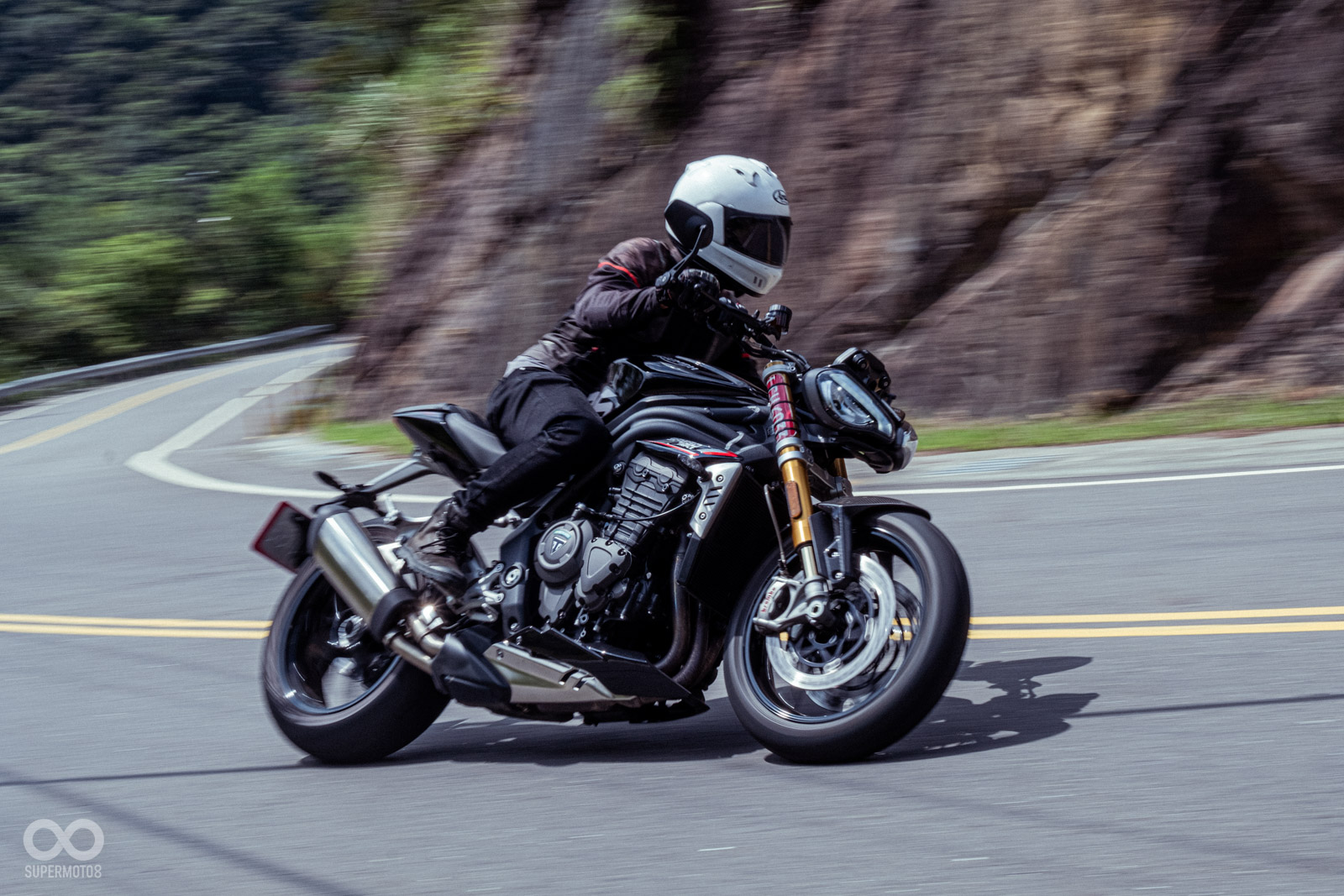 在山路上SPEED TRIPLE 1200 RS的左右翻轉時的迅速和靈活,讓人印象深刻