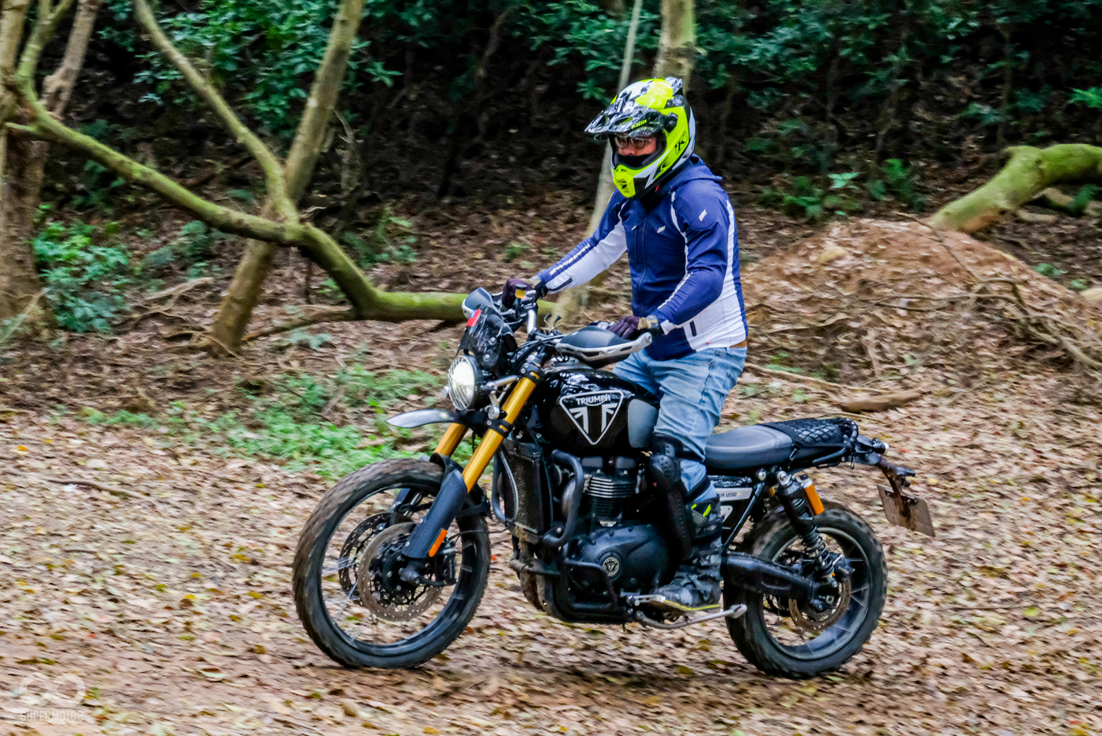 透過場地簡單的左右繞行，學員們進一步掌握如何站立騎乘的技巧