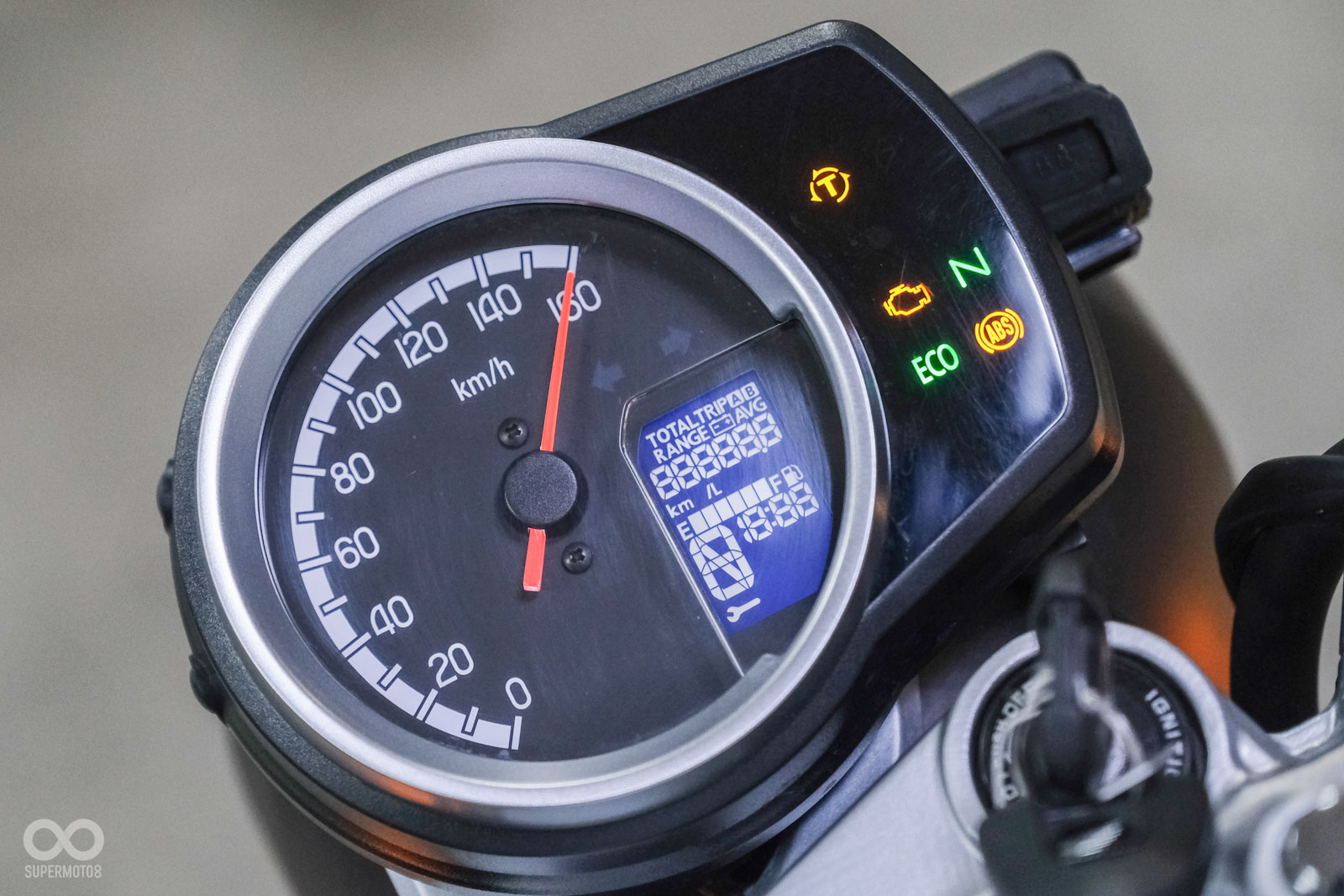 榮秋重機引進版本,並未配有藍芽功能;儀表使用液晶+指針設計,但沒有轉速顯示