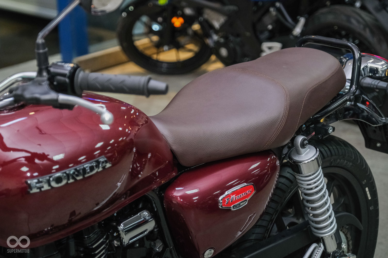 現場拍攝車款使用駝色椅墊,搭配大量的電鍍件展現出奢華風格