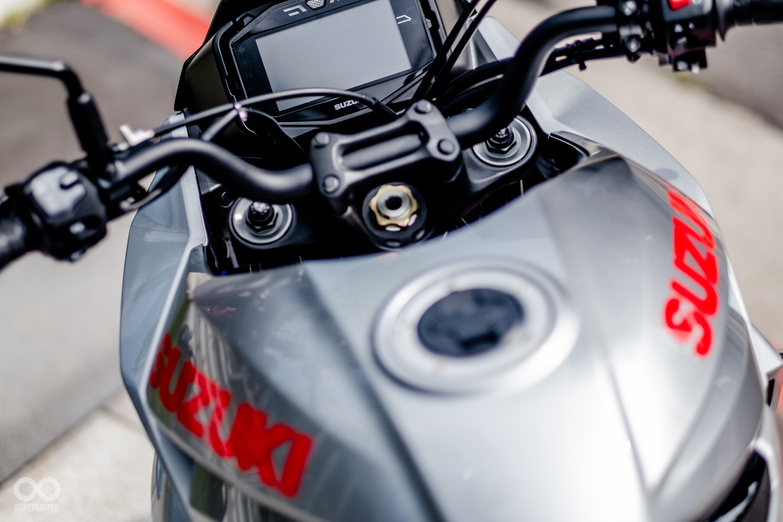 坐在車上向前看去,車頭的半整流罩設計擁有相當漂亮的滑順延伸視覺感受