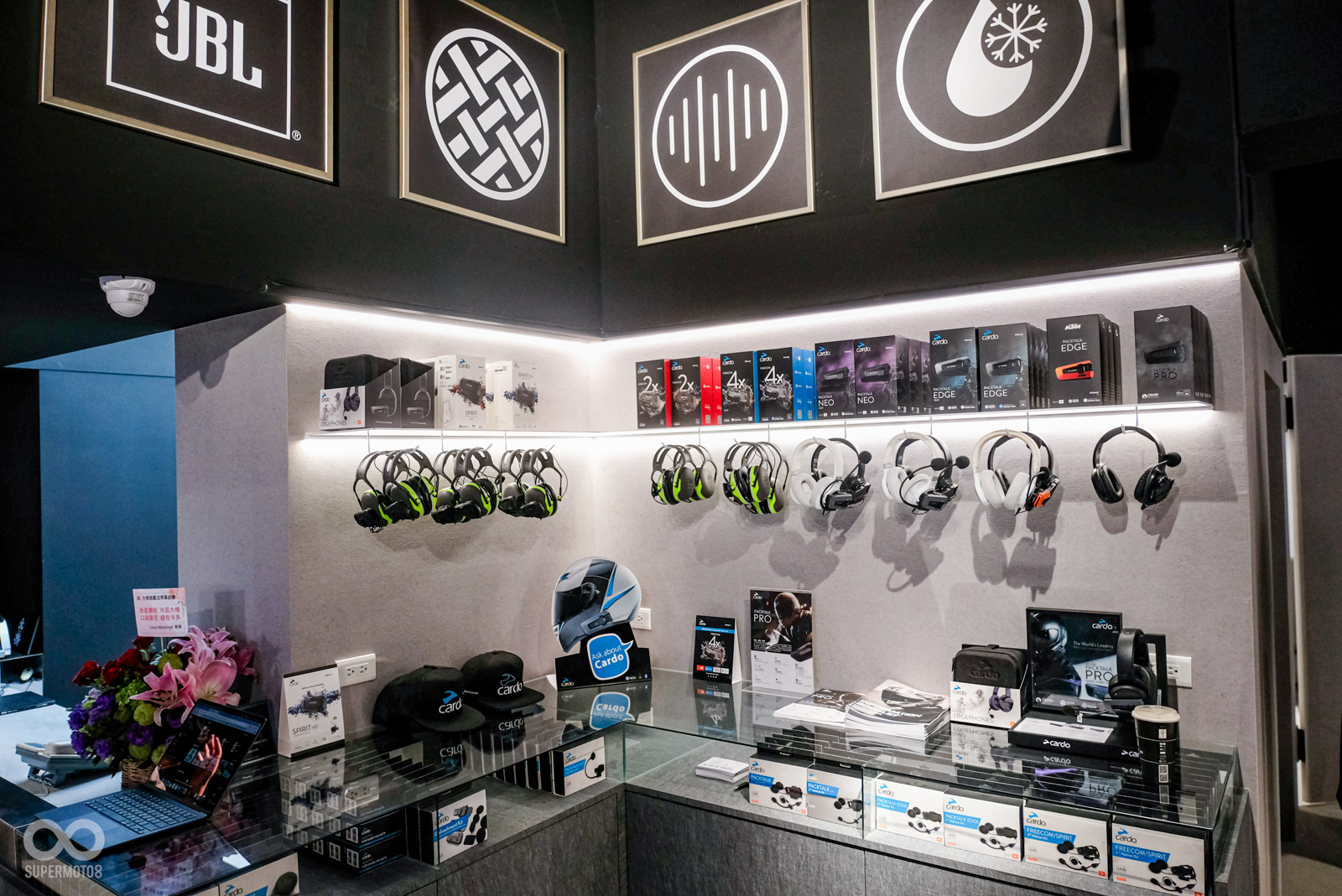 CARDO的全系列產品展示，現場也提供試聽的服務！