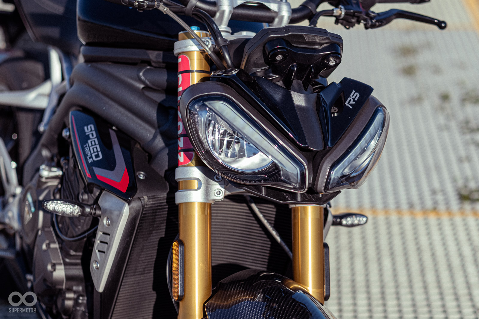 SPEED TRIPLE 1200 RS和STREET TRIPLE 765 RS不同,大燈和儀表之間並沒有風鏡