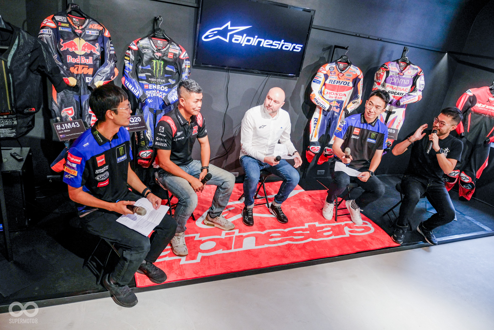 來自義大利的ALPINESTARS原廠人員和R DNA賽事的三位導師進行深入交流