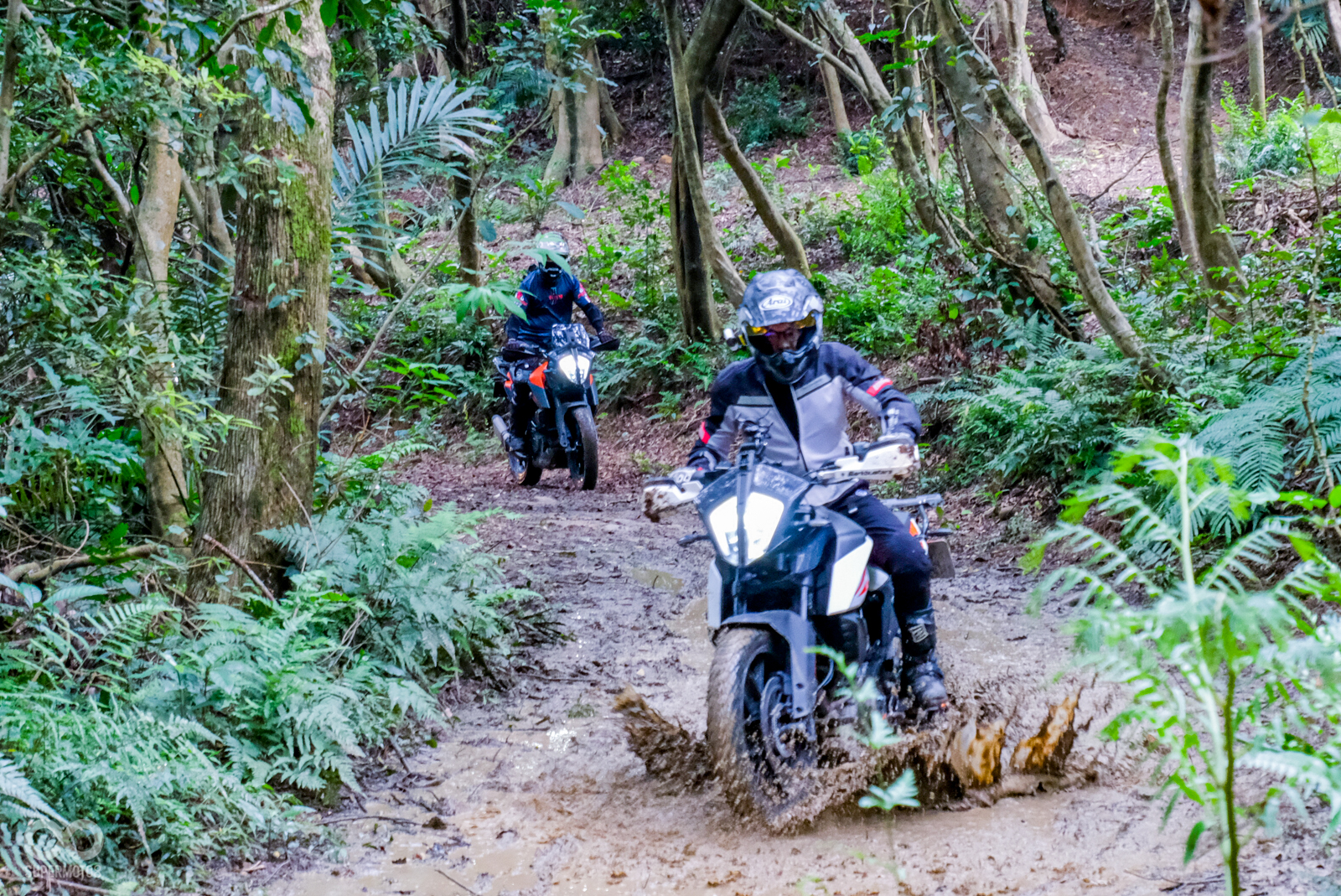 度過泥水坑需要非常注意路線和油門控制，一不小心就可能發生打滑