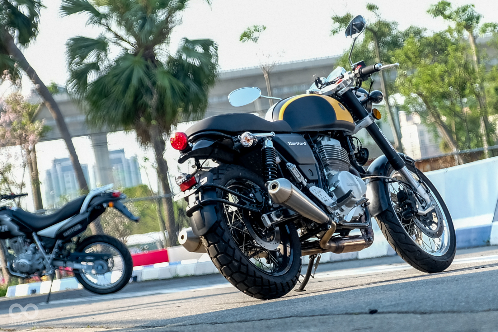 車尾的雙出錐形管相當霸氣;後土除為上下分離式