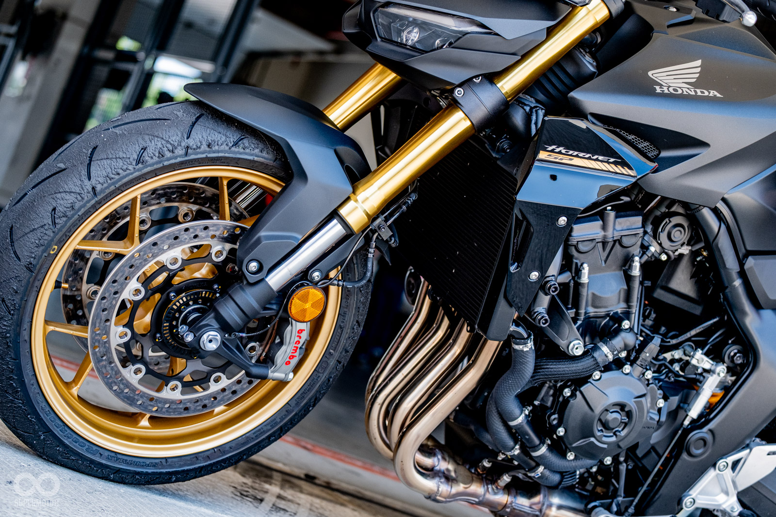 前後避震皆為全可調功能，前煞車還用上現在一流的  Brembo Stylema 四活塞徑向卡鉗