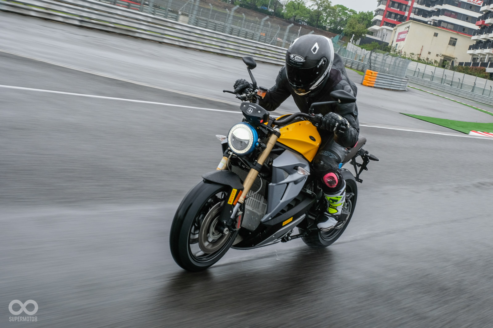 Brembo的煞車手感無可挑剃，直線底160、170公里減速絲毫不會令人感到恐懼