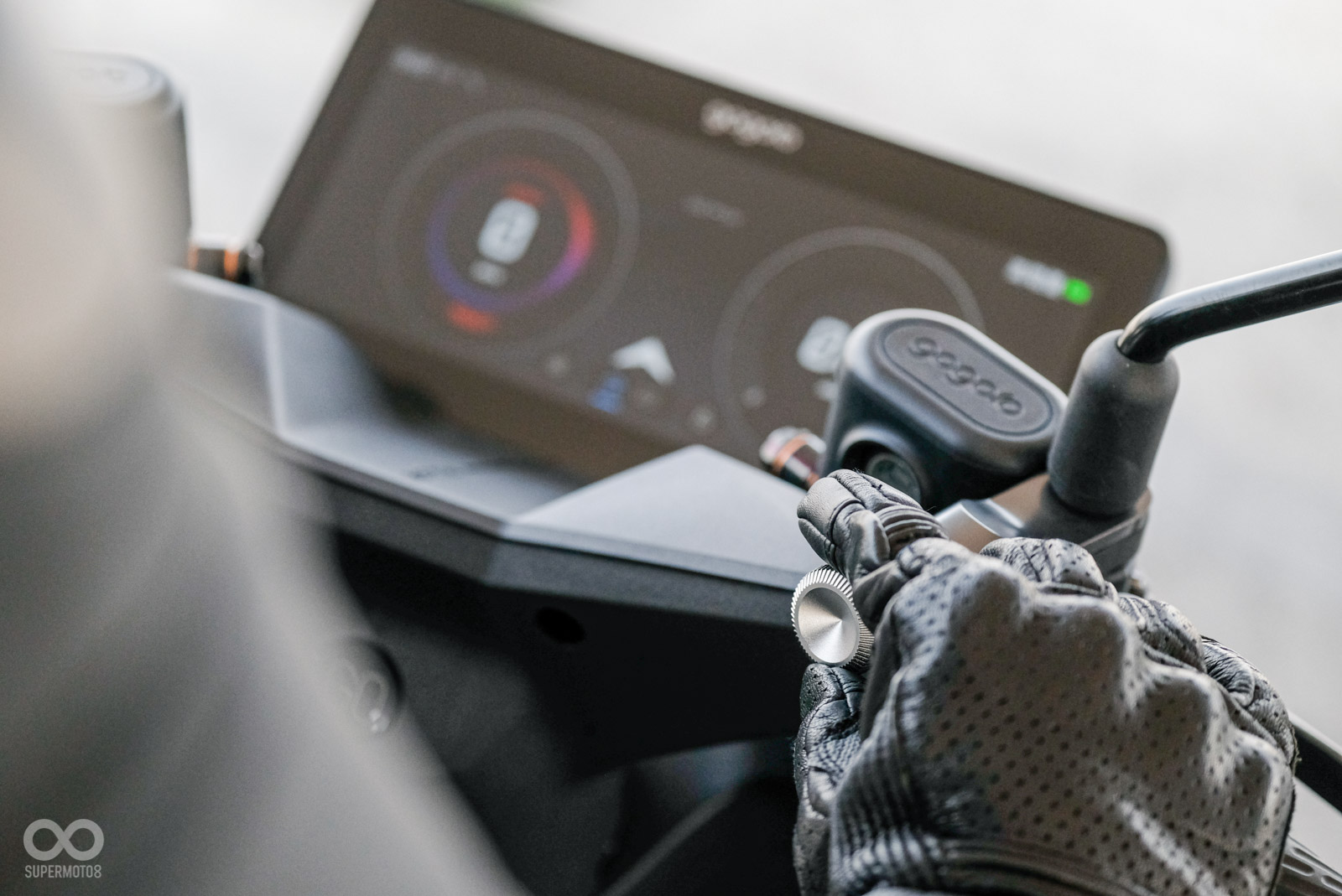 拉住煞車、右轉模式旋鈕，即可進入彈射模式