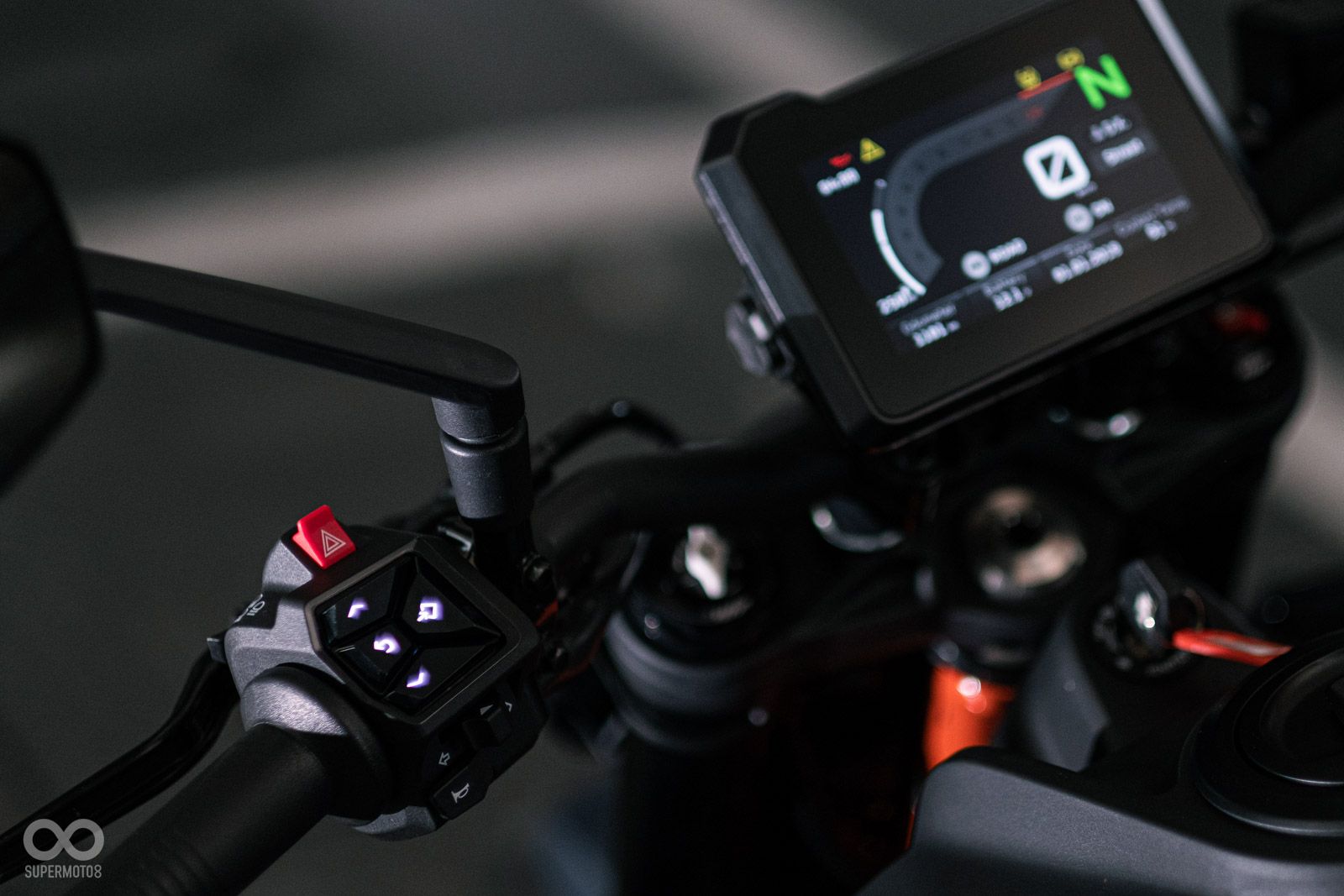 手把開關尺碼相當大,也配有背光功能!