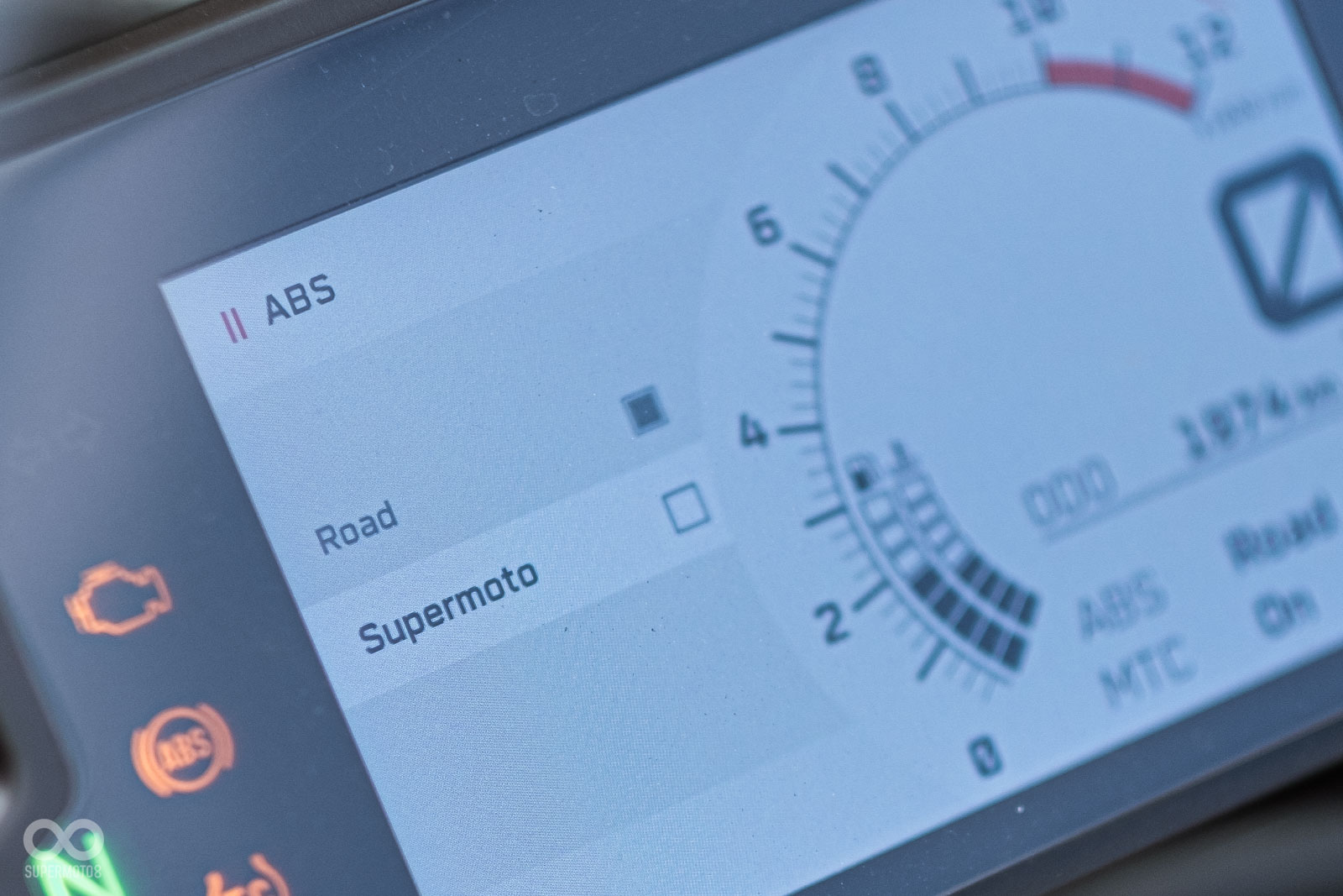 豐富的電控配備,甚至具備KTM滑胎車招牌的SUPERMOTO ABS模式!