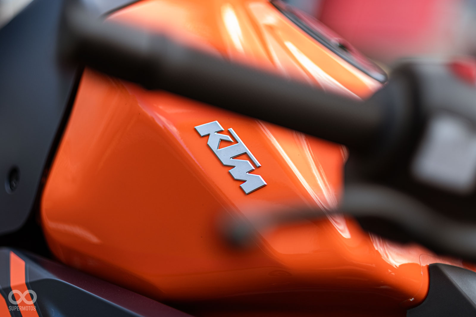 油箱上有KTM的立體銘牌