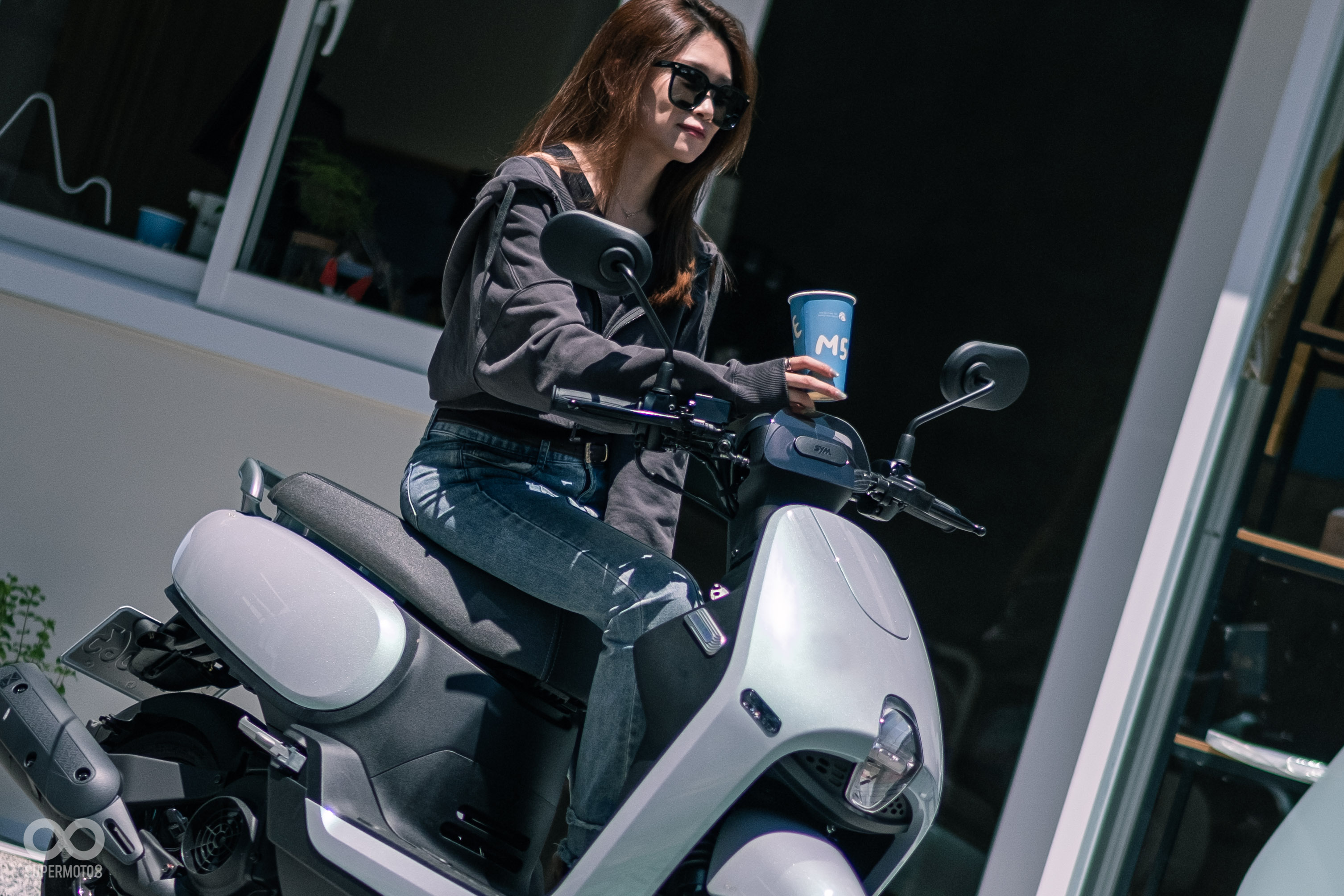 仿生蜂鳥外觀,嬌小的車身與圓弧外型相當吸引眼球