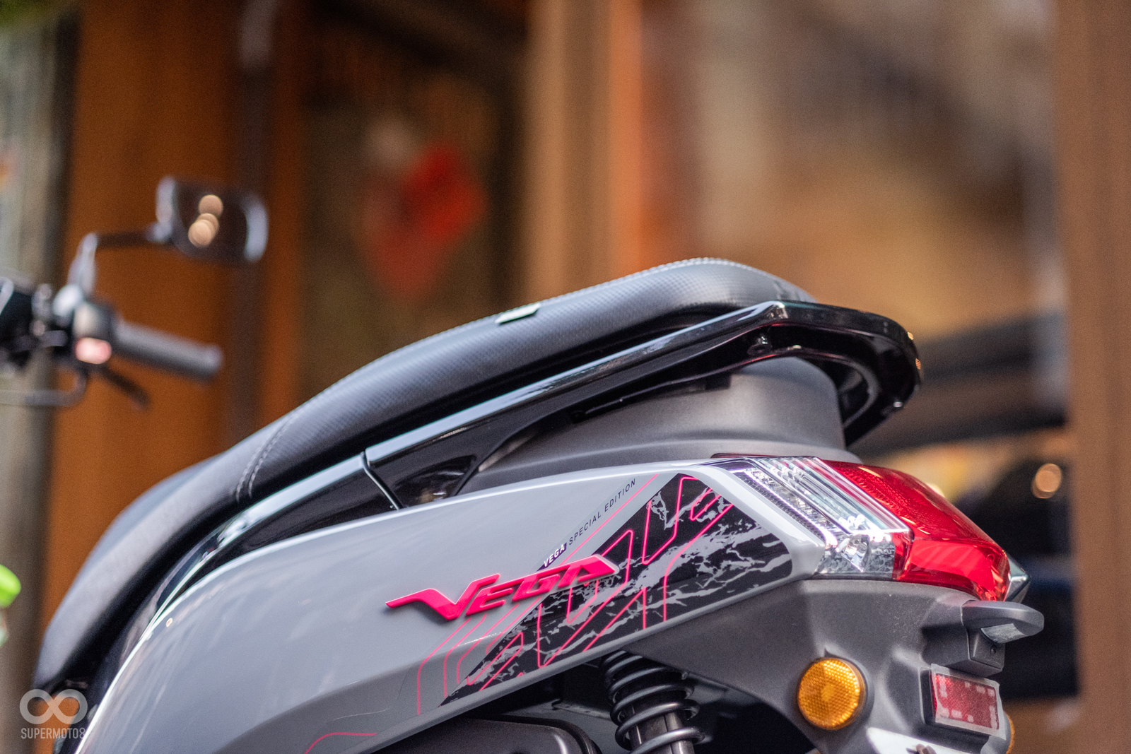 儘管車頭用上富有格調的大理石紋，但車尾卻以類似潮流街頭風加上亮眼的桃紅色銘牌，帶出強烈的叛逆氣息