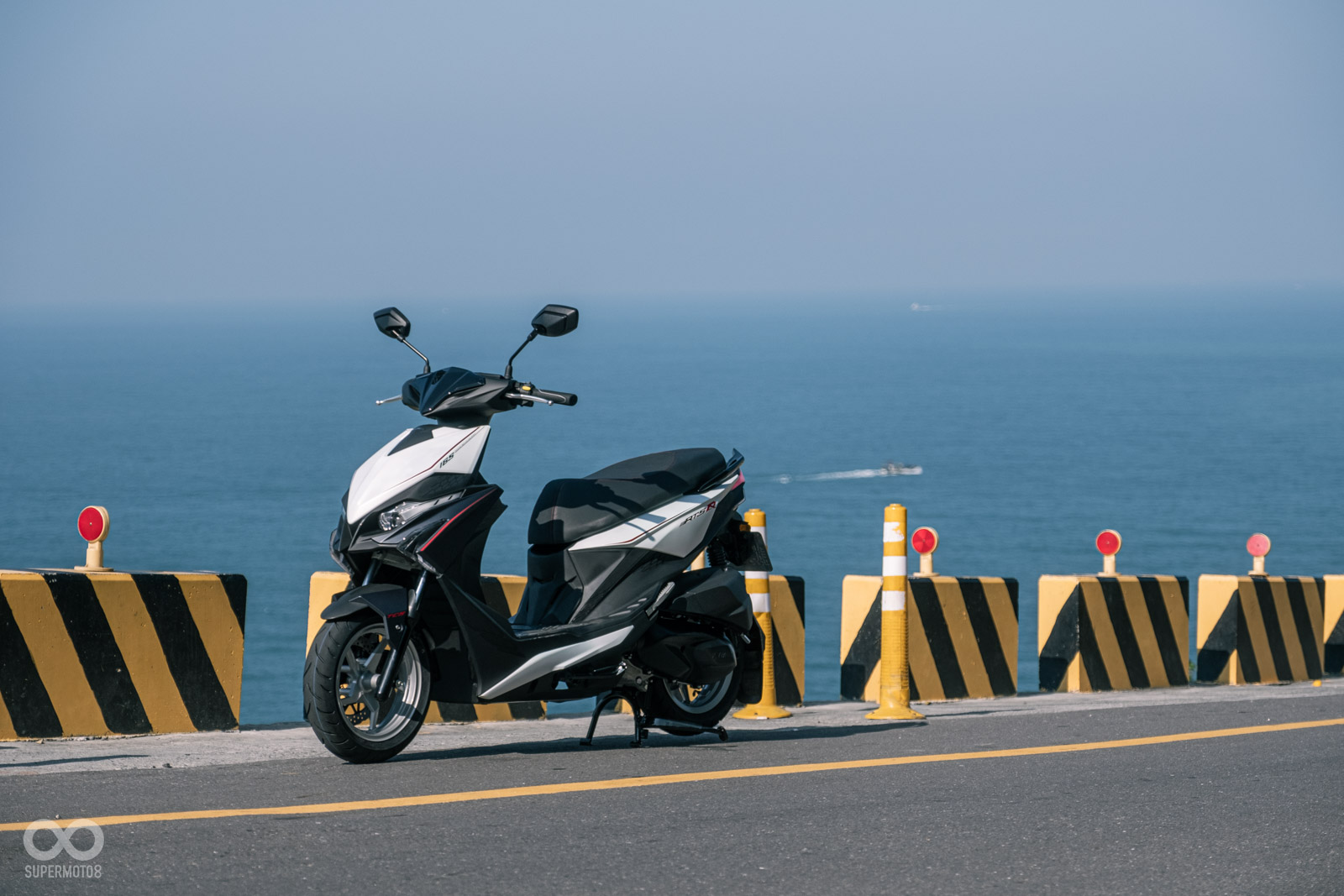 車燈附近車殼略有不同,前面板中央造型也略有不同