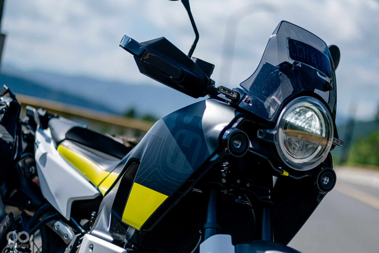 圓燈配上方正的車身線條,NORDEN 901打破過往騎士對於ADV車型的刻板印象