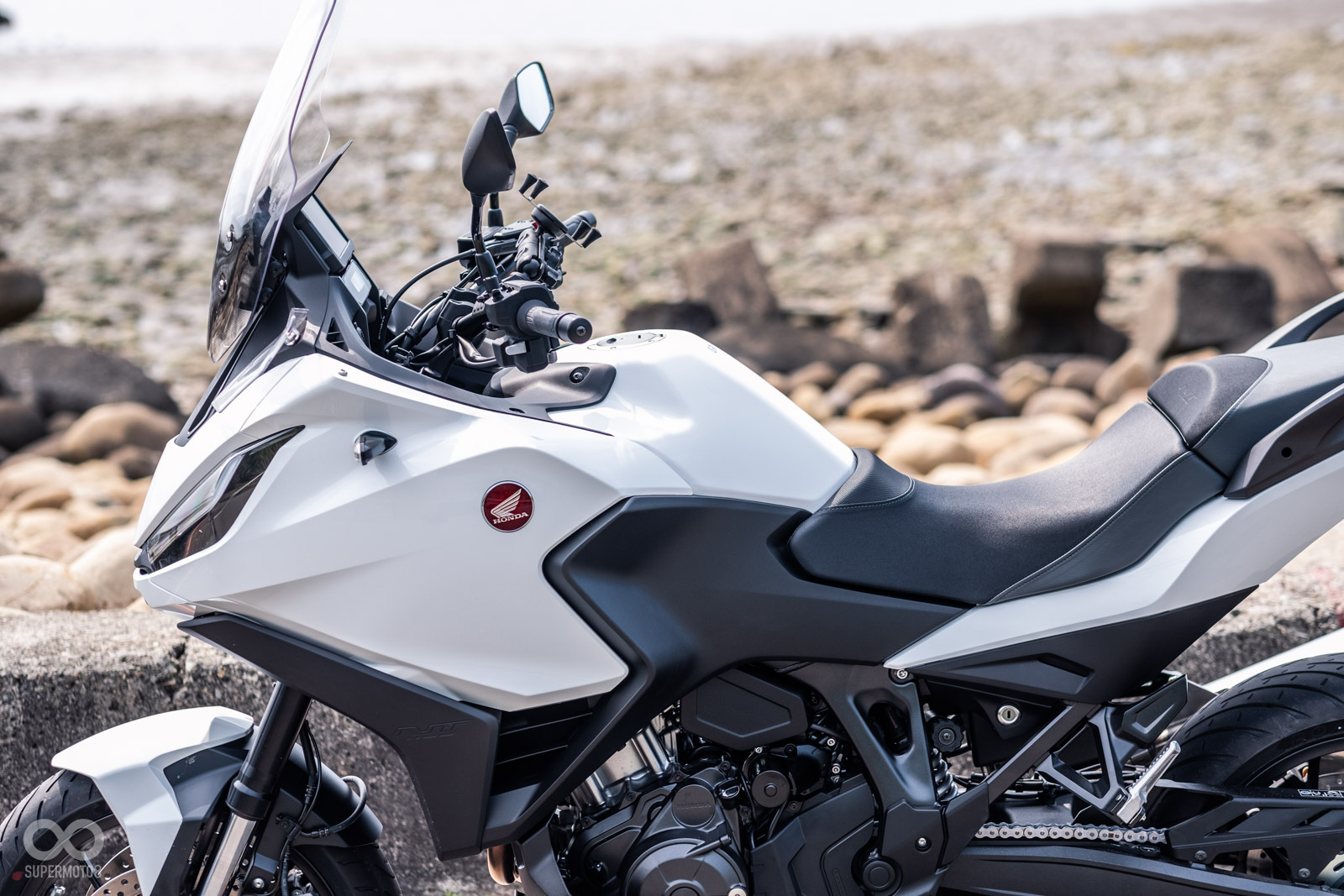 潔白的車身,有點像是GOLDWING,也讓我想起VFR800