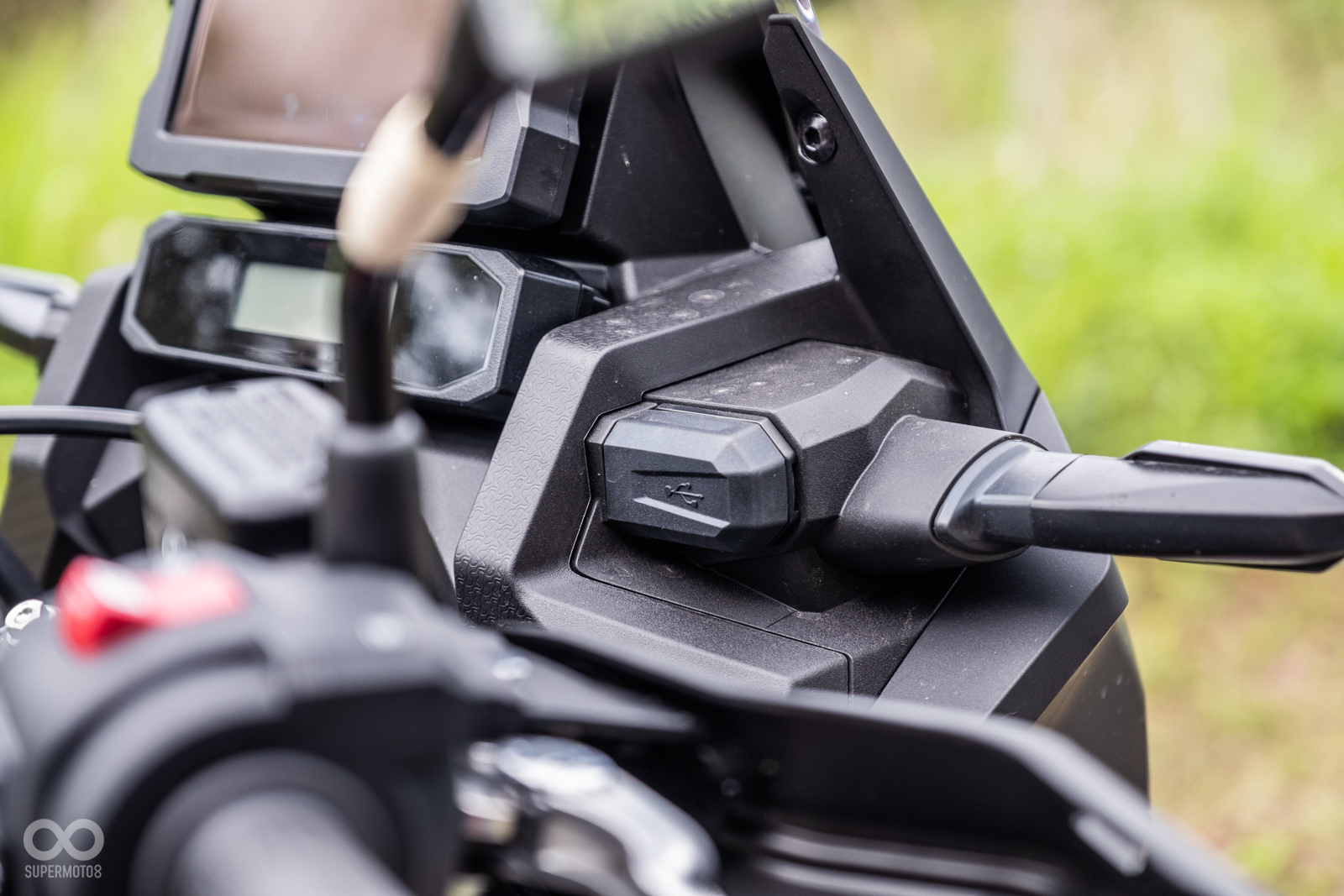 儀表旁有USB插孔