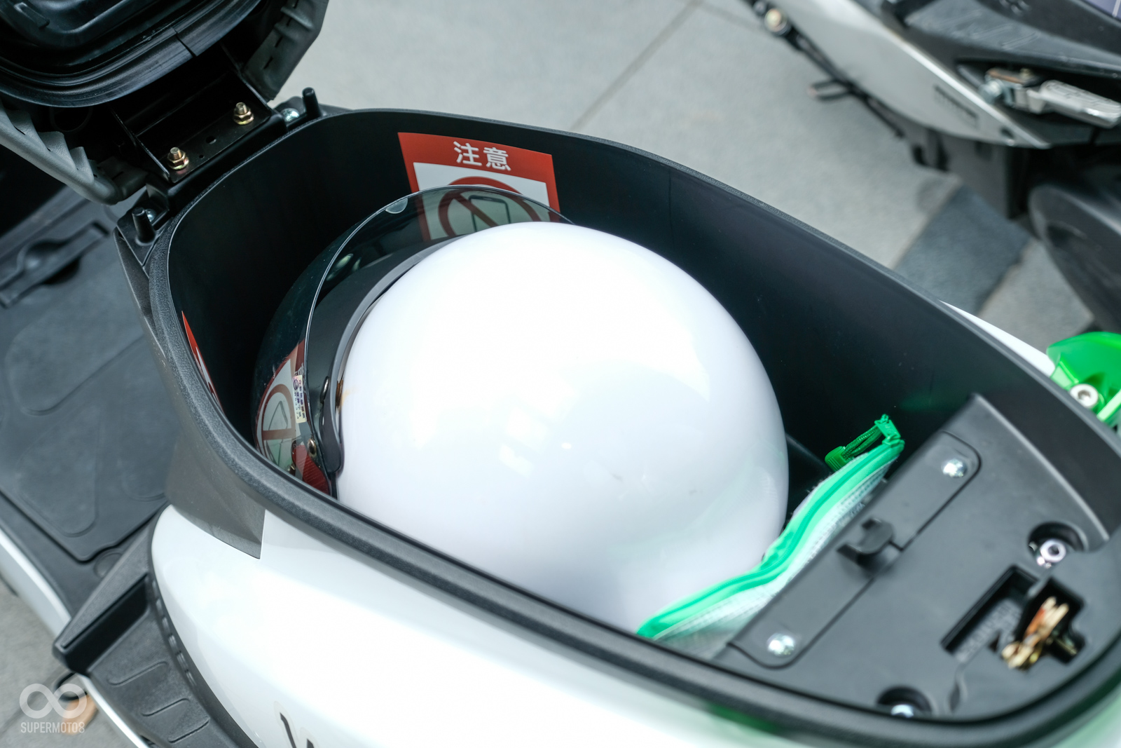 車廂內附兩頂安全帽,並提供頭套確保衛生