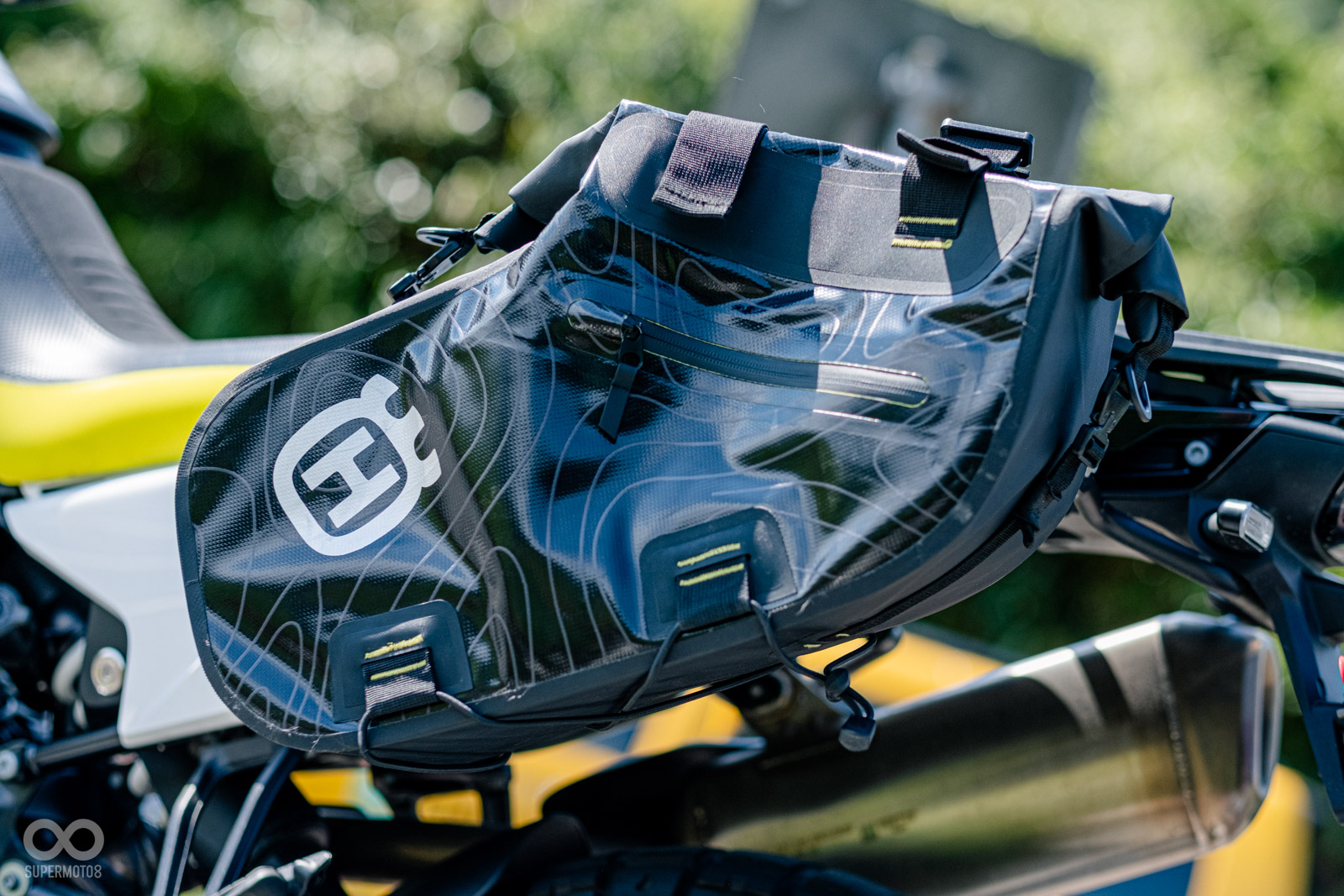 側軟包上同樣以等高線點綴,外層使用防水設計