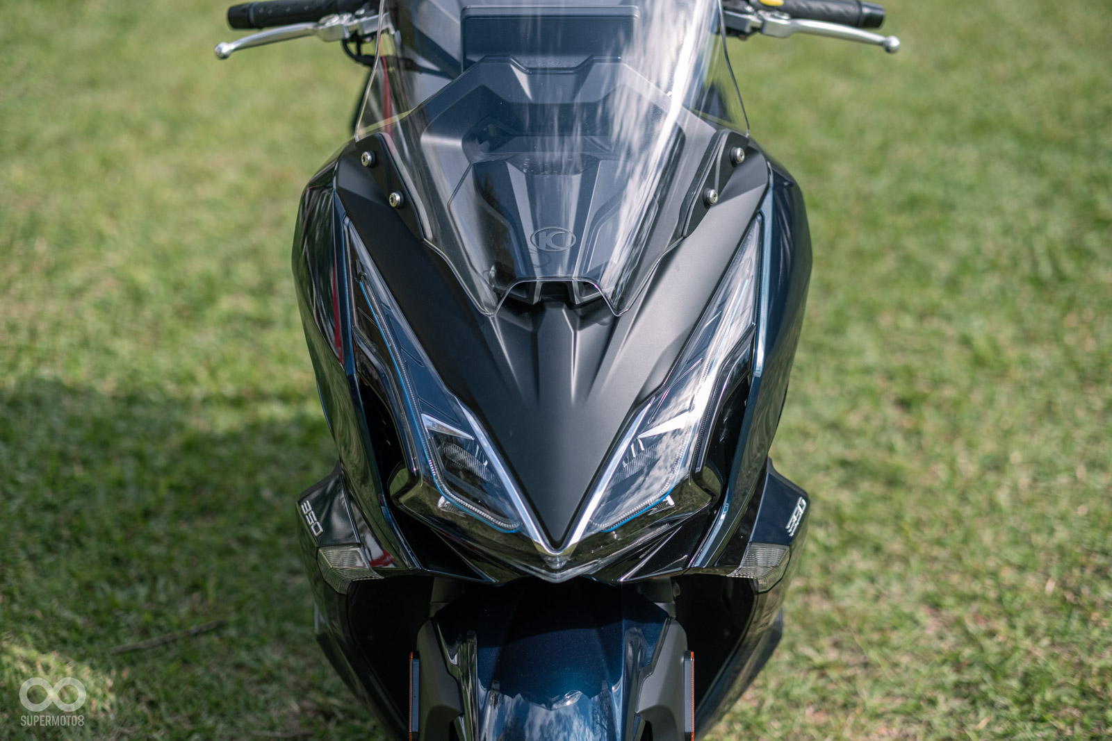 車頭大燈從上一代的圓燈變分離式頭燈,車身線條也加入更多簍空提升運動感