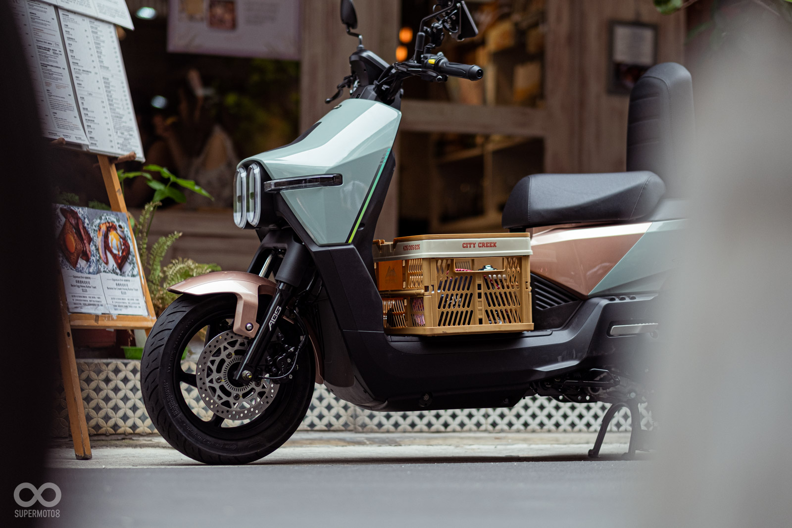 380mm的超寬腳踏空間，實測放入一個露營置物籃毫無壓力